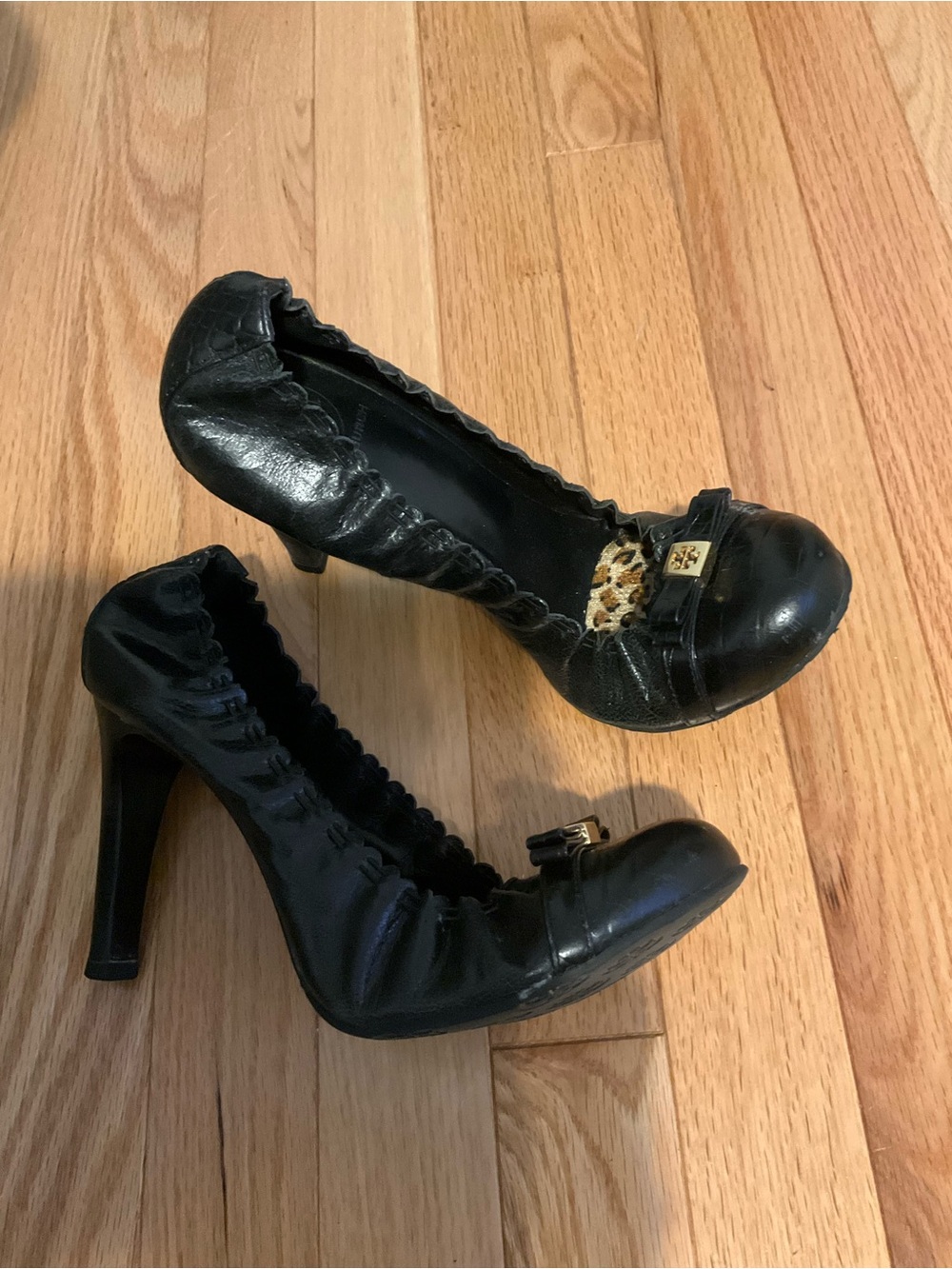 Tory Burch Black Leather Ruffled Heel Pumps with Logo Accent size 11